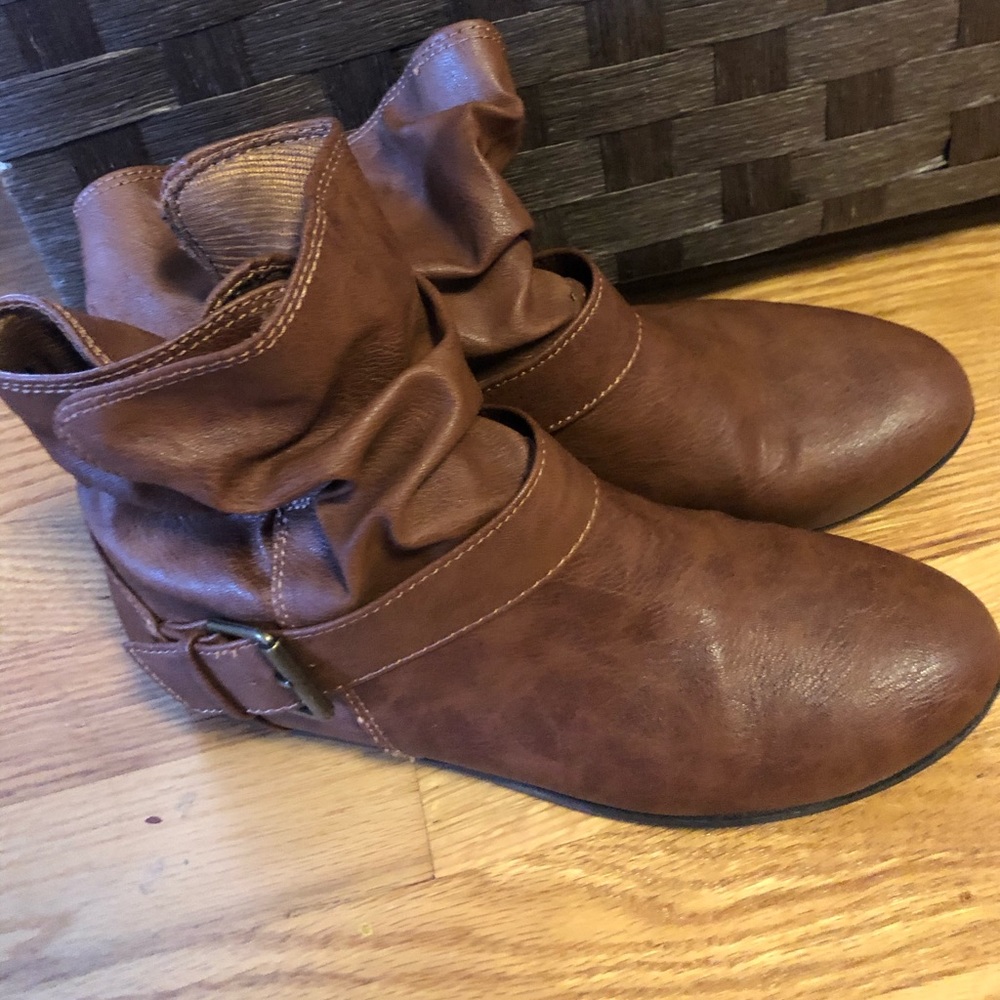 Women’s brown booties with stylish buckle